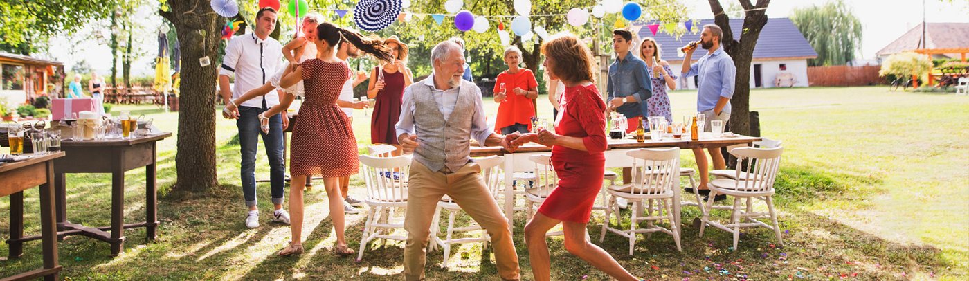 Fête en plein air jardin avec amis